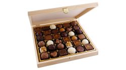 36er Holzbox graviert u. Logo-Pralinés Siebdruck
